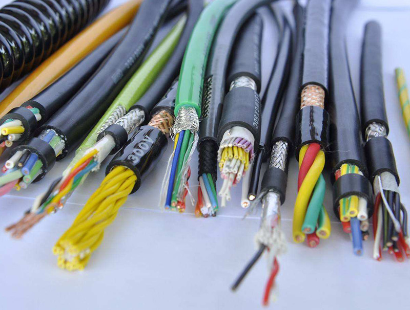 导致控制电缆绝缘降低的因素有哪些？